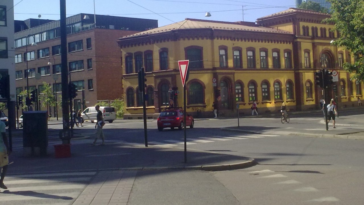 Google-bilen fotografert på hjørnet av Storgata og Hausmannsgate i Oslo.