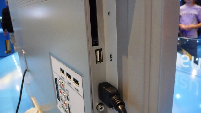 Her er USB-poren i Grundigs TV. Vanligvis er slike porter bare til for å vise jpeg- og DivXfiler. Her går forbindelsen andre veiein - til opptak.