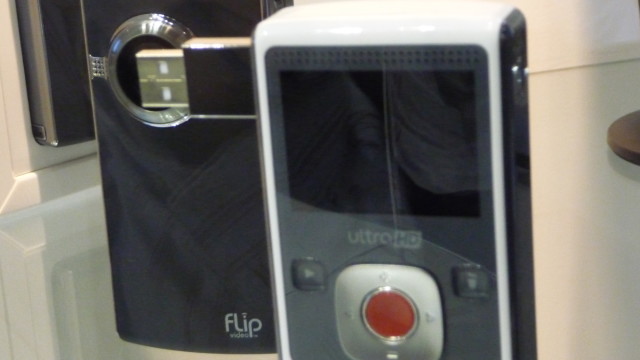 Cisco kunne vise fram siste generasjon av sitt kjekke Flip-videokamera. Behørig låst inn i et monter.