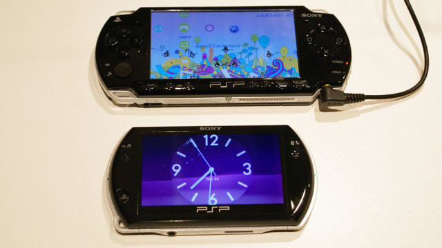Når du lukker PSP Go mens den er på, kommer denne klokke-skjermspareren opp.