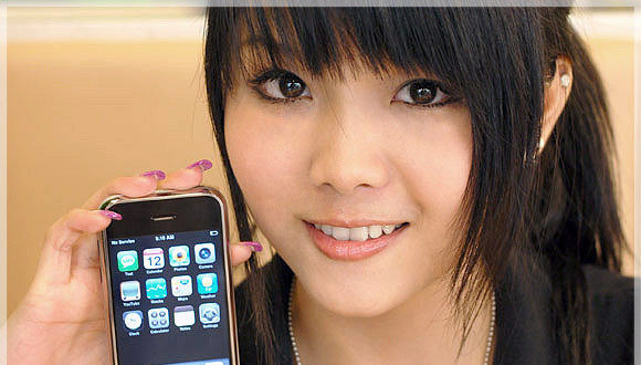 iPhone har endelig kommet til Kina. Men uten WiFi. Her en annonse for «pirat-telefon» MED trådløst nett.