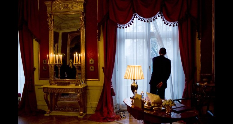 Dette bildet tok fotograf Pete Souza da Barack Obama tok seg en kikk ut fra vinduet på Slottet.