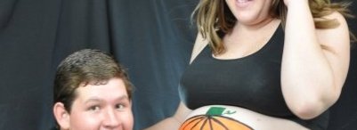 Denne mannen som morer seg med å tegne gresskar på sin kones gravide mage kan bli en av vinnerne i årets Webby-kåring.