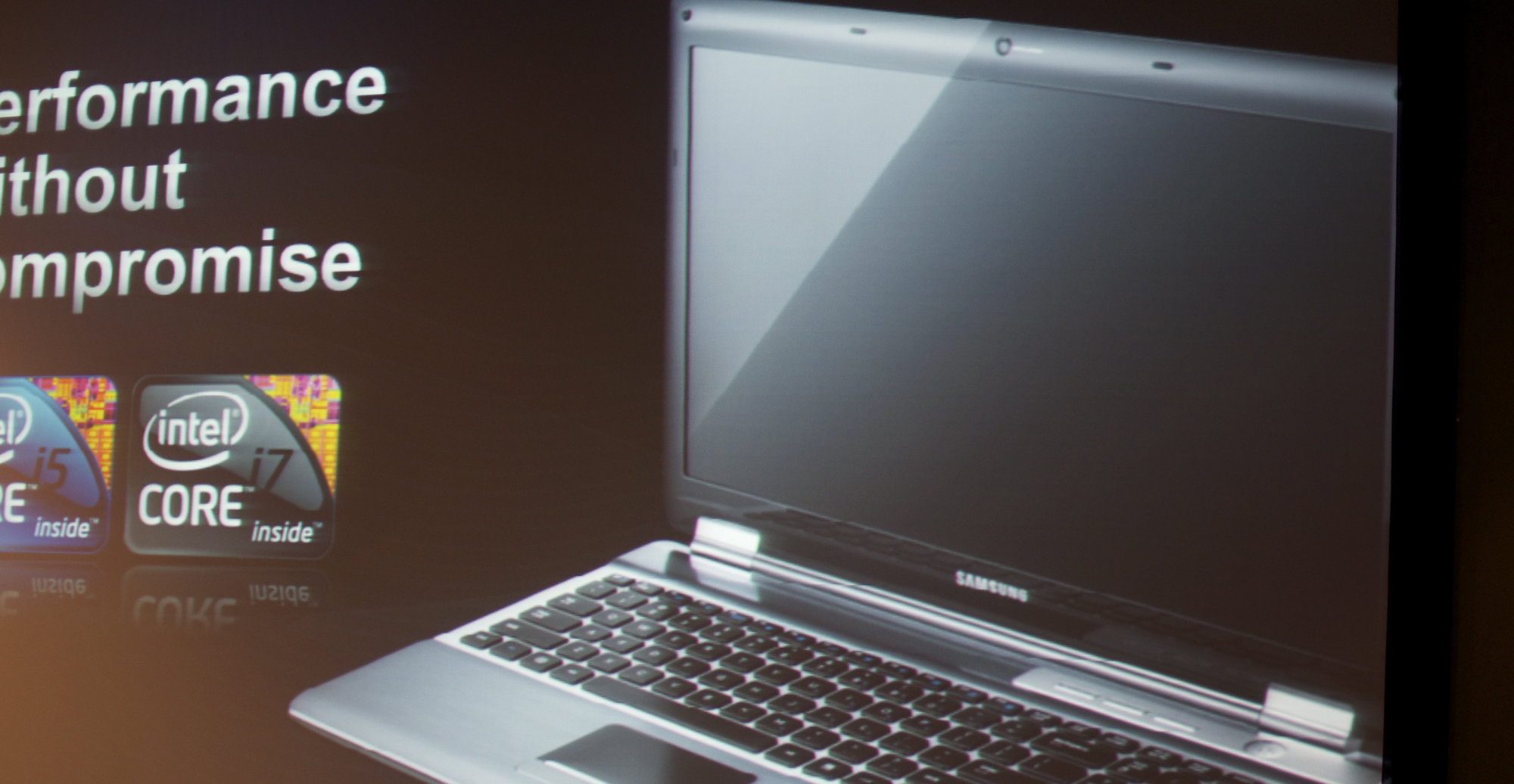 MacBook Pro har ikke innebygd 4G. Men det har Samsungs nye PC, som unektelig ligner.