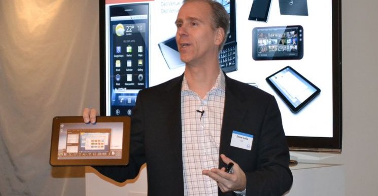 Dells produktsjef Steven Lalla viser fram en prøveversjon av det som skal bli Dells konkurrent til iPad og Galaxy Tab.