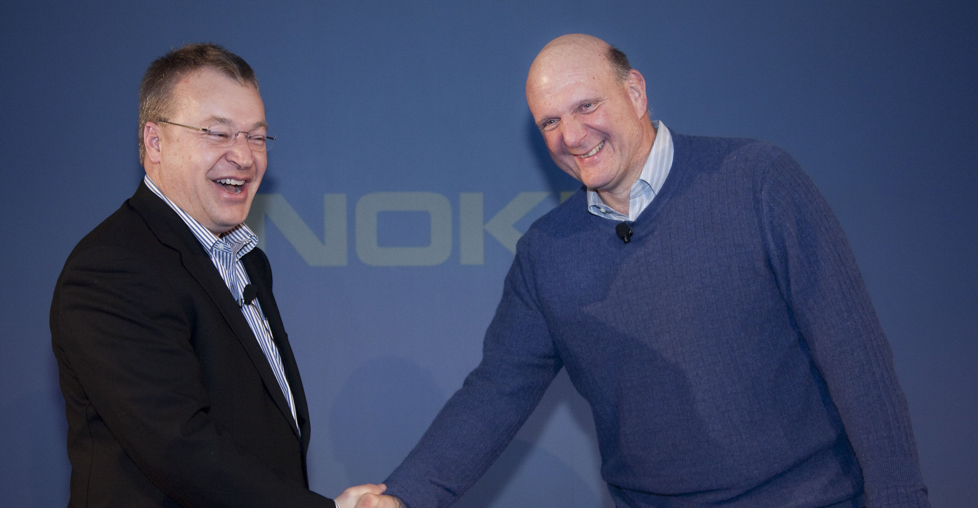 Elop og Ballmer er nok gode venner, Elop har nemlig tidligere jobbet for Microsoft. Nå er han Nokia-sjef og bruker Ballmers OS Windows Phone i sine nye mobiler.
