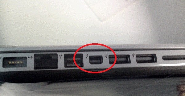 Dette er trolig det første bildet av nye MacBook Pro 13" med Thunderbolt inngangen midt i, rett til venstre for USB-porten. Koblingen er av typen mini DisplayPort noe som stemmer overens med spesifikasjonene fra embalasjen.