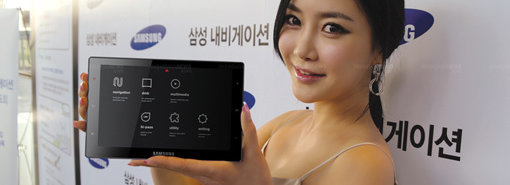 En ikke navngitt koreansk skjønnhet viser fram Samsungs nye alt i ett-GPS SENS-240.