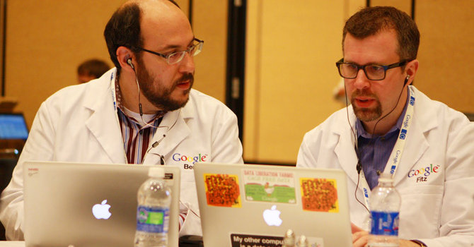 Disse to deltakerne (legg merke til de hvite laboratoriefrakkene) på Google-konferansen IO bruker begge Mac. Det samme gjørt stort sett alle de andre deltakerne.