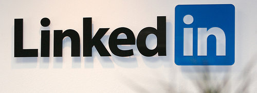 LinkedIn skal være et slags Facebook for yrkeslivet. I virkeligheten er det Facebook som stikker av med den rollen også.