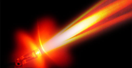 Ved hjelp av en laserstråle som denne har forskere i Tyskland klart å sette ny rekord i overføring av data.