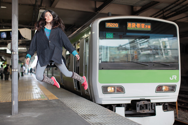 Natsumi Hayashi i fritt svev på t-banestasjonen.