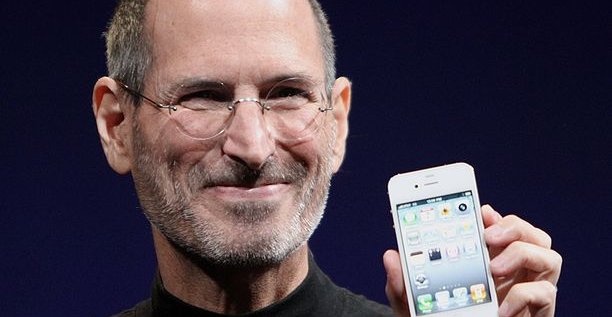 Steve Jobs ble sparket i 1984, men kom tilbake i 1996 og ledet en snu-operasjon man først så fruktene av med iPod i 2001, et operasjon som er helt unik i amerikansk forretningshistorie.