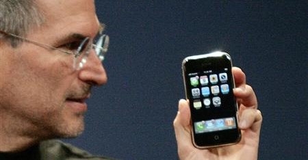 I 2007 introduserte Steve Jobs den første iPhonen og forandret for alltid mobil-bransjen.