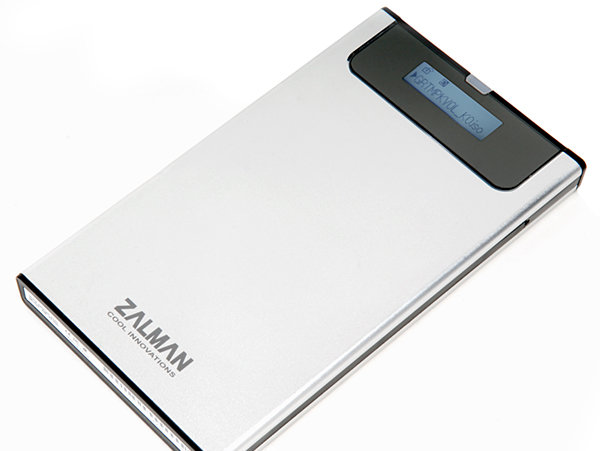 Zalmans ZM-VE200 kan plukkes opp for under 300 kroner i en norsk nettbutikk. Selv om du må kjøpe innmaten selv, får du en rekke smarte funksjoner som ikke er hverdagskost i en standard, ekstern disk.