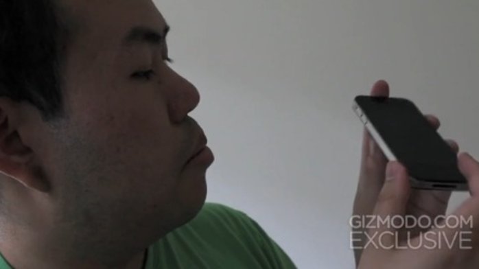 Gizmodo-redaktør Jason Chen poserer med iPhone 4-prototypen. Nå er mennene som solgte ham telefonen dømt.