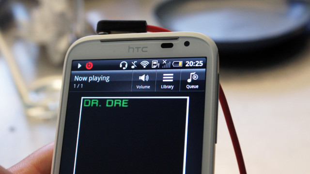 Et rødt Beats-ikon kommer opp når kompatibelt headsett er plugget inn.