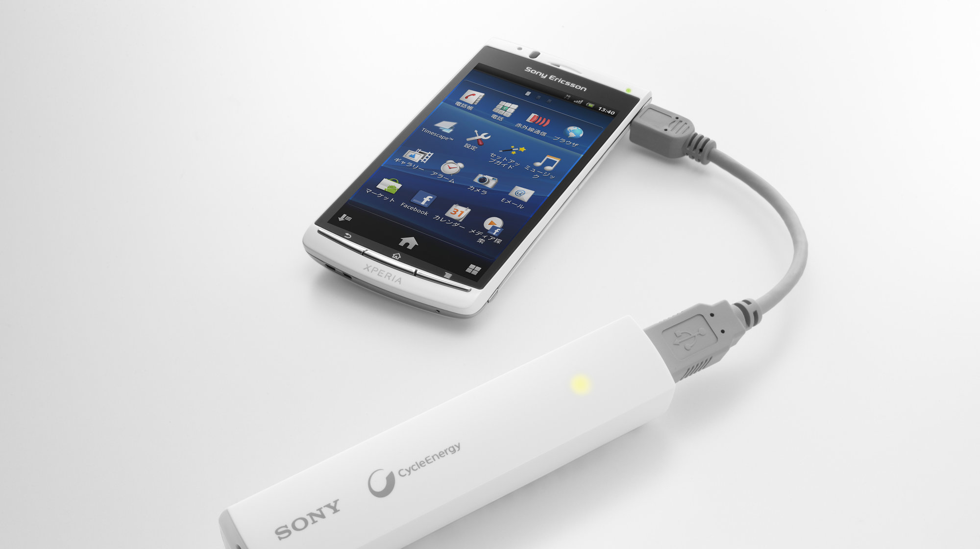 Sonys oppladbare lader CP-ELS fungerer med så godt som alle telefoner. Her med en Sony Ericssons Xperia.