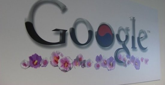 Denne logoen henger på veggen på Googles kontor i Seoul. Nå er lokalene raidet for andre gang.