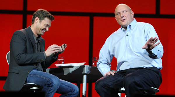 Steve Ballmer sammen med programlederen Ryan Seacrest.