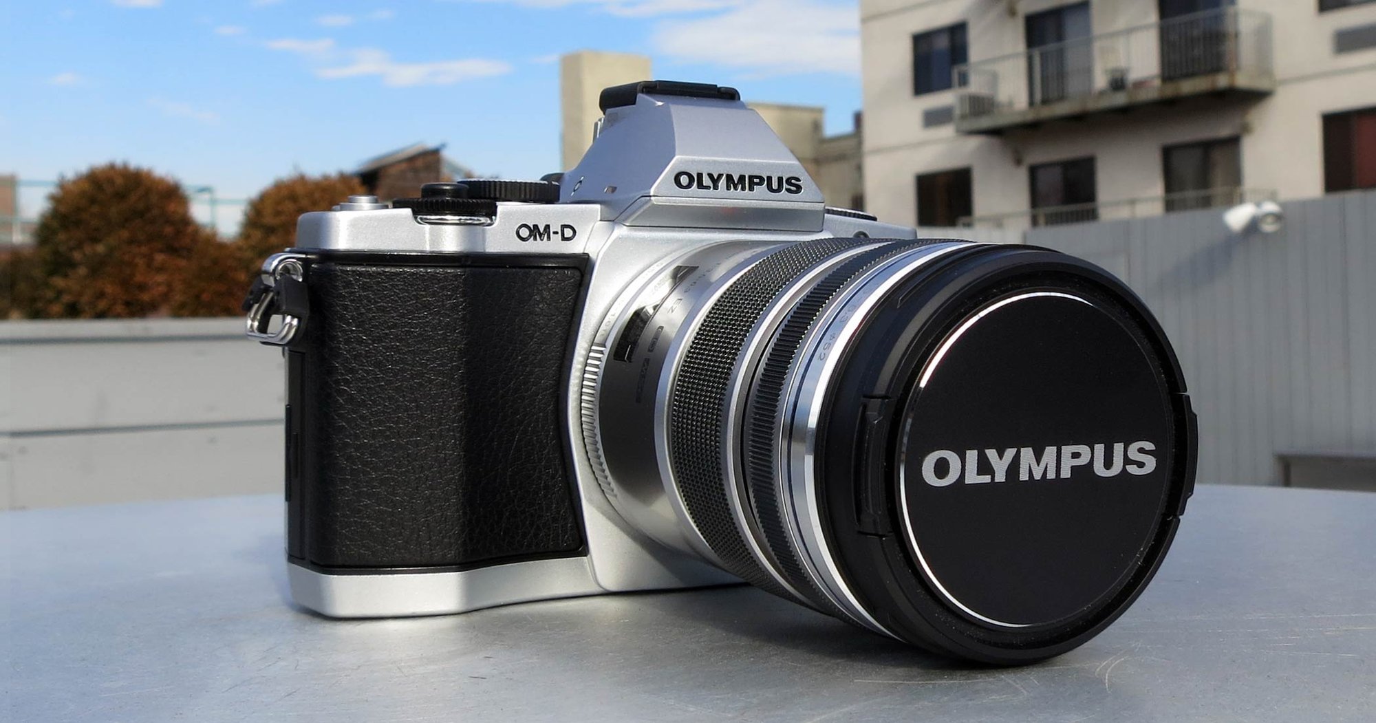 Olympus OM-D E-M5 ser ut som et godt, gammeldags speilreflekskamera. Men det er faktisk mye mindre, og slett ingen speilrefleks...
