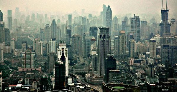 Du får fortsatt kjøpt iPad i Shanghai - her utsikten mot skyskraper-bydelen Pudong.