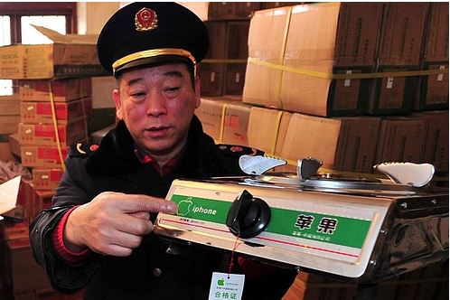 En politimann i Wuhan viser fram dagens fangst: En gassovn kalt «iPhone»...