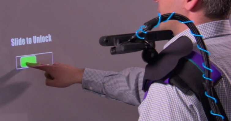 Microsoft Research viser hvordan en projektor og en Kinect-lignende sensor montert på skuldrene fungerer.