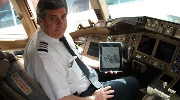 Denne piloten viser stolt fram sin iPad, som han bruker under både letting og landing. Hvorfor kan ikke vi passasjerer bruke den også?