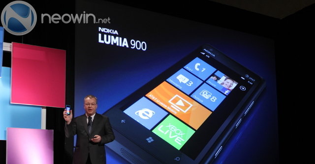 Nokia-sjef Stephen Elop med toppmodellen i Lumia-serien.