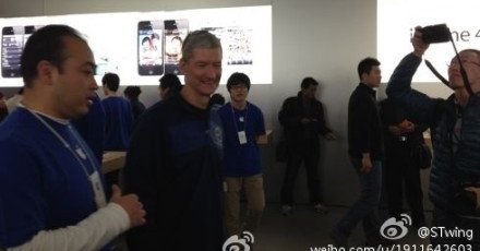 Tim Cook fotografert under besøket i Apple Store i Joy City i Beijing natt til i dag norsk tid.