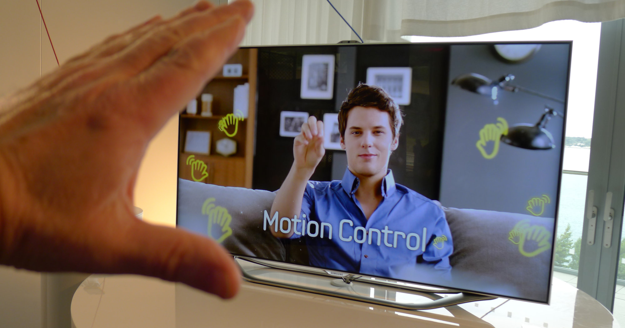 Denne Samsung-TVen kan styres ved hjelp av hånd og stemme.  Men vil det ta av, slik Samsung tror og håper?