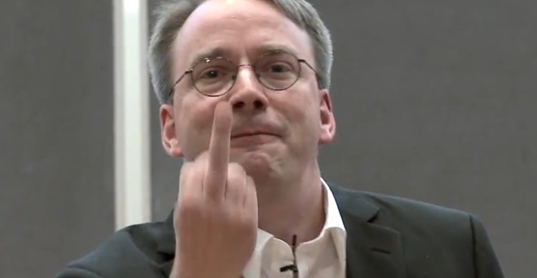 Linus Thorvalds ble merkbart sint etter å ha fått spørsmål om Nvidias manglende støtte for Linux. Her gir han fingeren i retning Nvidia.