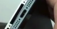 iPhone 5 blir trolig slankere enn sine forgjengere og trenger mindre komponenter der det er mulig. Til høyre sees en ikke-bekreftet iPhone 5-prototype sammen med en iPhone 4 med den tradisjonelle 30-pins-tilkoblingen.