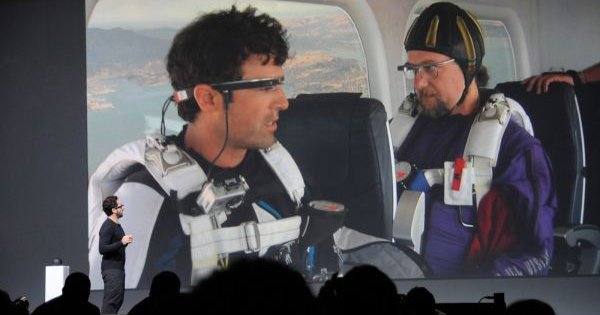 De to skydiverne demonstrerer hvordan Google-brillene oppfører seg i fritt svev over San Francisco.