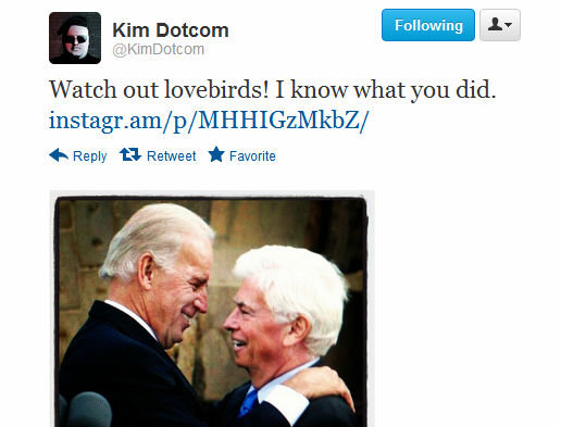 Med dette bildet av USAs visepresident Joe Biden i tett omfavnelse med sin bestevenn Chris Dodd (sjefen for MPAA) illustrerer Kim Dotcom via Twitter hvem han mener står bak aksjonen mot MegaUpload.