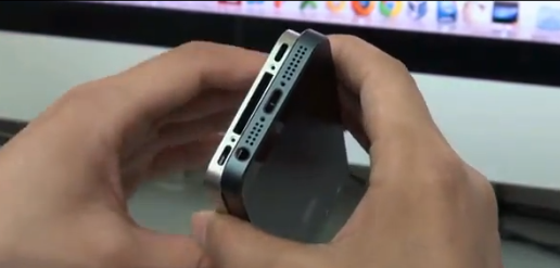 Til høyre sees iPhone 5-prototypen med den nye 19-pins-tilkobling. iPhone 4 med 30-pins- tilkobling poserer på venstre side.