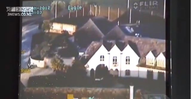 I videoen ser du hvordan helikopteret nærmer seg Kim Dotcoms luksus-villa. Senere overtar Dotcoms egne overvåkingskameraer. Opptakene fra disse viser omfanget av den enorme politiaksjonen i januar.