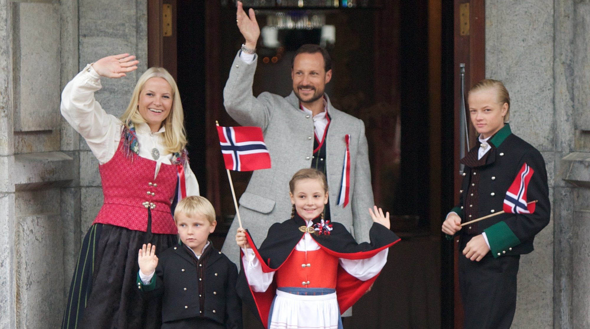 Dette er et offisielt bilde av kongefamilien. Fra venstre kronprinsesse Mette-Marit, prins Sverre Magnus, kronprins Haakon, prinsesse Ingrid Alexandra og Marius Borg Høiby, kronprinsessens sønn. Sistnevnte la ut private bilder via Instagram, slik mange gj