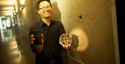 Professor Nosang Myung ved University of California med den nye lukte-sensoren.