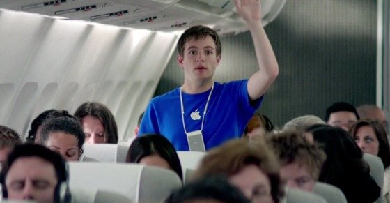 I denne reklamen får en flypassasjer hjelp i siste liten av en Apple-representant som tilfeldigvis er medpassasjer. For dumt, mente så mange at Apple valgte å fjerne den fra nettet.