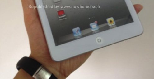 En mockup uten skjerm, men bildet viser hvordan den nye iPaden blir å holde.