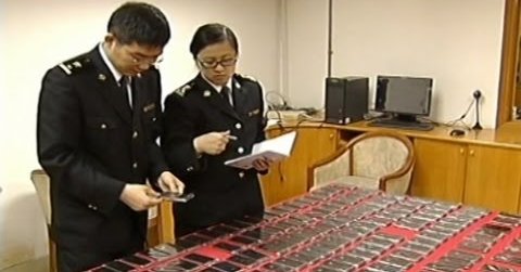 Kinesiske tollere beslaglegger daglig store mengder iPhone 5.
