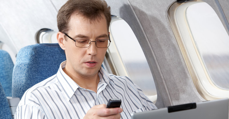 Mobil, nettbrett og PC er i dag befengt med forvirrende og tilsynelatende meningsløse regler om bord på flyet. Det vil det amerikanske kontrollorganet FCC lempe på.