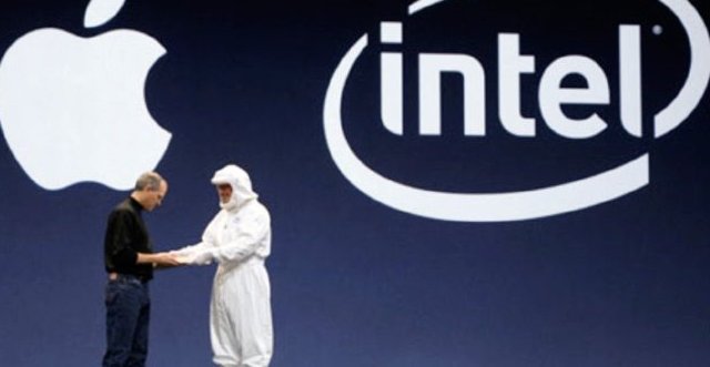 I 2005 erklærte Jobs at PowerPC-æraen var over. Blir 2015 eller 2016 året Intel må takke for seg på Macs? Bildet er fra 2006 og viser Intel-sjef Paul Otellini sammen med Steve Jobs.