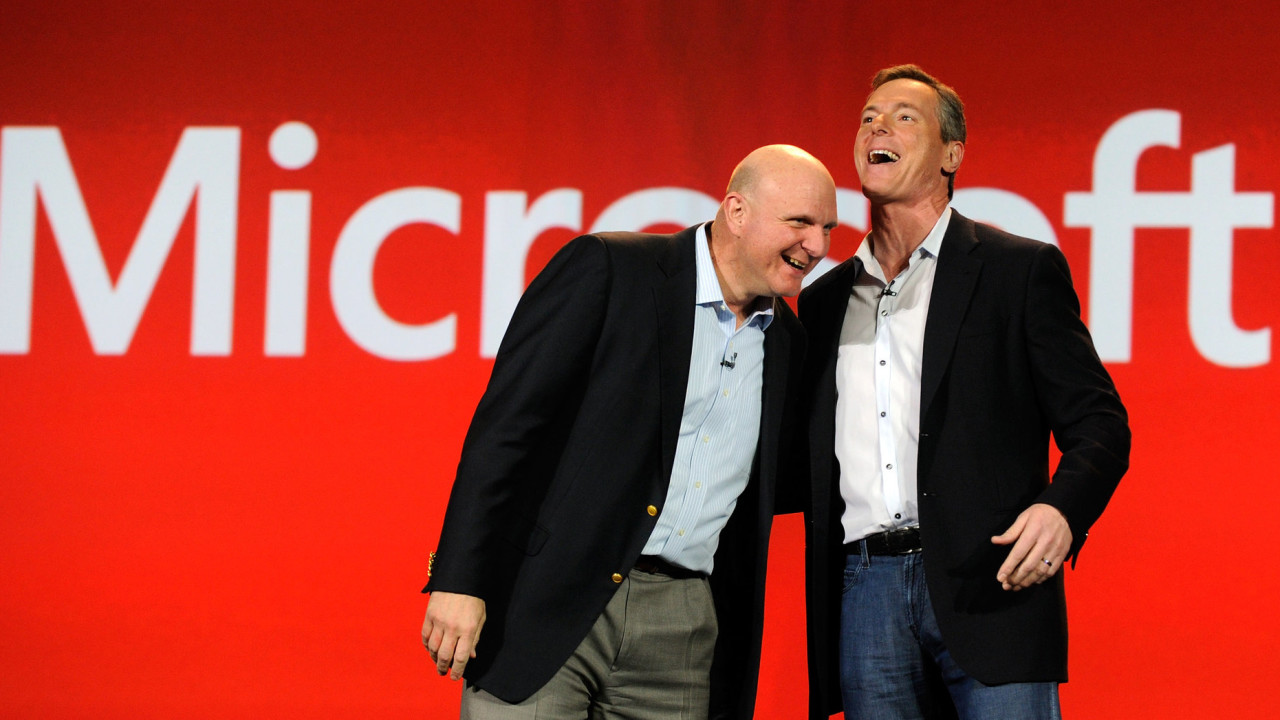 Microsofts toppsjef Steve Ballmer sammen med Qualcomm-sjefen Paul Jacobs under sistnevntes åpningstale på CES.