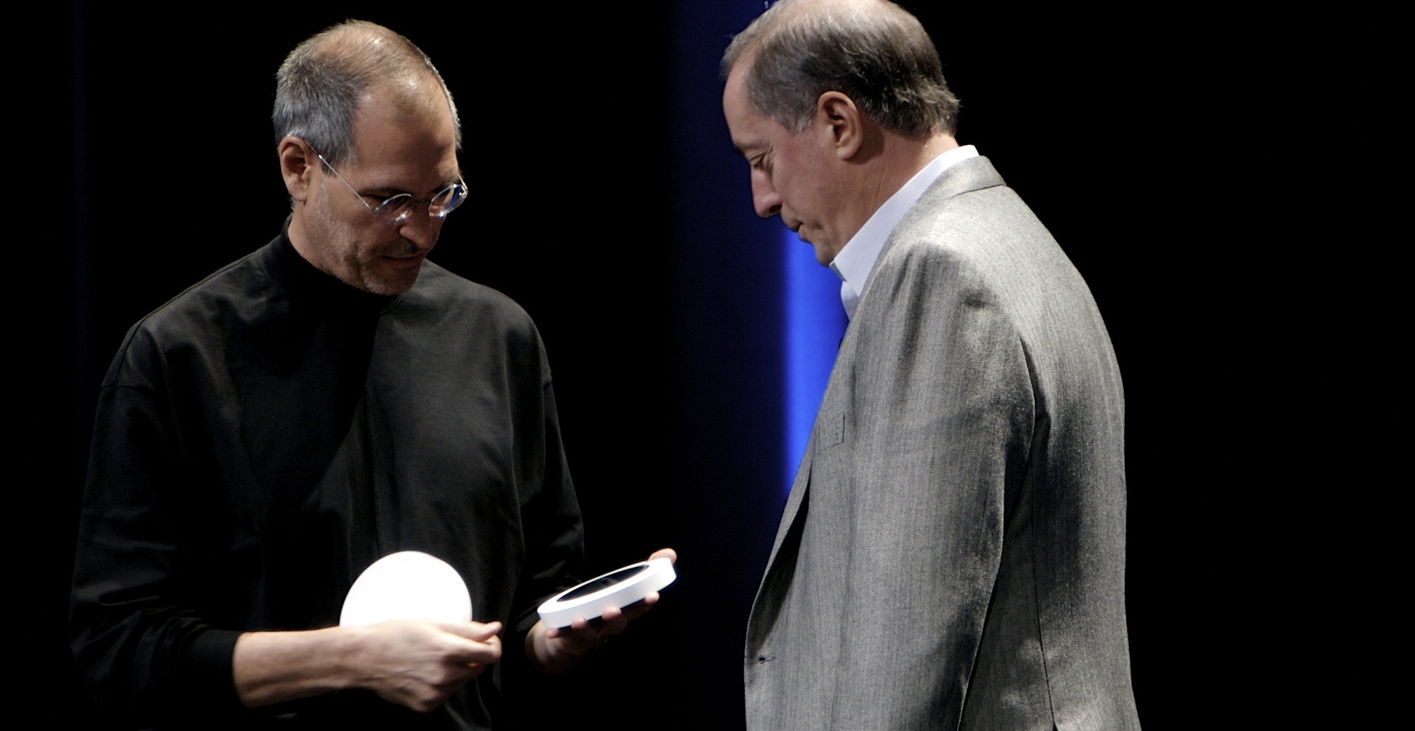 Den gang da: i 2007 takket Steve Jobs Intels toppsjef Paul Otellini for samarbeidet etter skifte til Intels x86-arkitektur i 2005.