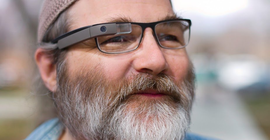 Google Glass vil neppe bli noe masse-produkt, mener Apples toppsjef Tom Cook.