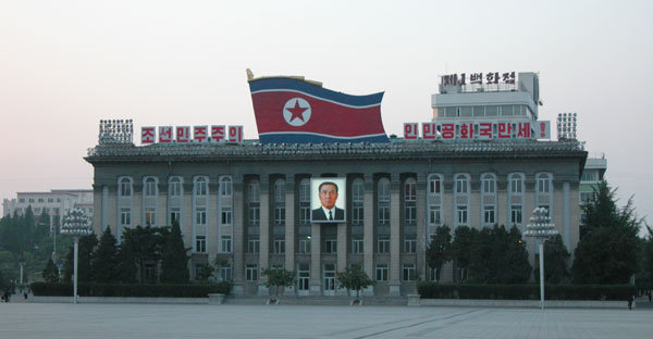 Nord-Korea beskylder Sør-Korea og USA for å ha tatt ned nettet i landet.